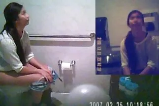 Chrissy phim sex phim sex mới nhất trẻ tuổi ngồi xuống với hậu môn của mình trên dương vật.