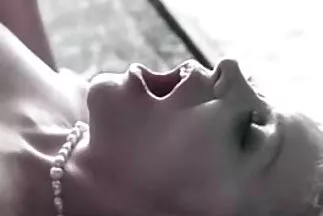 Cậu bé thực sự muốn chịch một em nghịch ngợm quyến rũ vào mông. sex nhat gai xinh