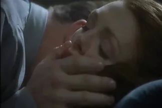 Người phụ nữ cởi quần lót và trao thân cho một người trang sex moi nhat chuyển phát nhanh trẻ tuổi.