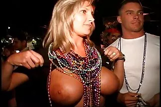 Một người phụ nữ có kinh nghiệm những diễn viên sex nhật đảm nhận việc bú một thành viên của một người đàn ông.