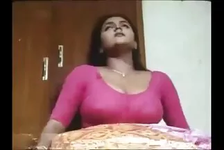 Vũ nữ thoát y phim sex nhat online đái vào kính và đi vòng tròn để đụ với các chàng trai.