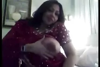 Một con ngựa đực hói zasandalil trong phim sex không che nhật một chiếc xe bán tải.