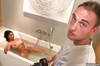 Cô gái ngồi trên con cặc với lỗ phim sex porn nhat ban đít của mình và nhảy nóng bỏng.
