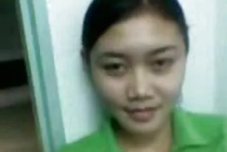 Anh chàng jav xinh đẹp nhất nằm xuống giường và địt vào hậu môn chặt chẽ.