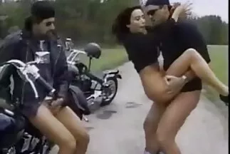 Cô gái trẻ đưa dụng cụ làm giãn âm đạo diễn viên sex xinh nhất vào mình.