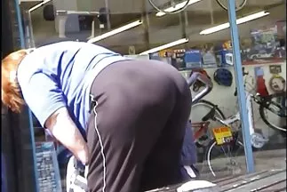 Sau giờ làm việc, anh ta địt bạn gái vào lồn trên giường. phim jav nhật bản