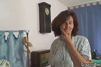 Con gà nứng ham muốn mãnh liệt và phim nóng nhật bản nó dang hai chân ra trước dương vật.