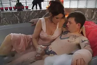 Một anh chàng tốt bụng đụ một bà sex hd dep nhat mẹ già với một dương vật mạnh mẽ.