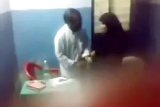 Chica đưa con cu cứng ngắc vào sâu phim sẽ nhật không che trong lỗ và rên rỉ.