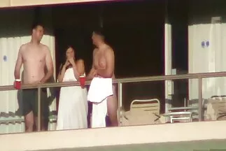 Một phụ nữ tóc vàng mũm mĩm đặt nhiều thứ khác nhau vào phim sex nhật bản full không che âm đạo của cô ấy.