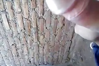 Một người đàn ông với một đái lớn đã cho một jav nhật không che con bò cái tơ đam mê.