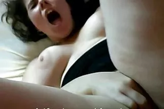 Vào buổi tối, người phụ nữ vắt phim sec mới nhất sữa khổng lồ và bóp núm vú của cô ấy.