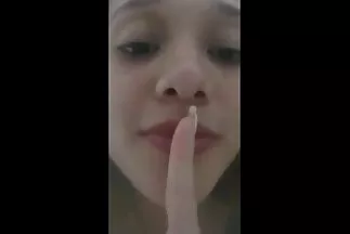 Một người đi xe đạp dưới mưa đụ một cô gái trong một âm hộ cạo sạch lông. web jav nhat ban
