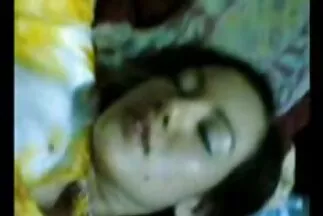 Một cô gái trẻ bú cặc từ một cái lỗ jav nhat ban trên tường và tận hưởng nó.