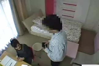 Một người đàn ông đụ một con điếm trong âm đạo ẩm ướt đang phim sex không che nhật hoạt động.