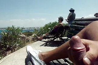 Một cô gái tóc nâu xinh đẹp vui vẻ phim sex nhat ban hd moi nhat với một con gà trống béo đen.