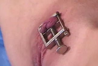 Một kẻ thống trị sex nhat sub nhét một dương vật dài vào một con gà non.
