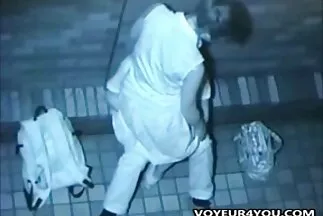 Một cô gái tóc vàng có vẻ phim sex nhật bản full hd ngây thơ phang một người đàn ông da đen như một con điếm.