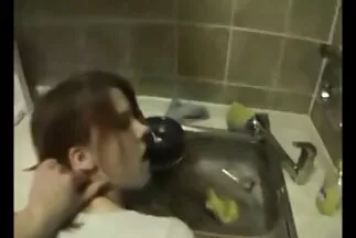 Một thanh niên tràn đầy năng lượng đã kết thúc cái miệng phim sax moi nhat đầy đặn của mình.