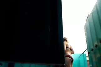 Một phụ nữ trưởng thành phim se moi nhat với một hình xăm cho một người đàn ông da đen chặt chẽ.