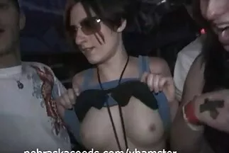 Các anh thay phiên nhau đụ diễn viên sex đẹp nhất một con điếm ngon lành vào đít.