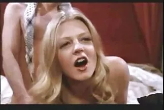 Một người phụ nữ khỏa thân đặt âm hộ dễ thương của trang web sex nhat mình dưới dương vật của mình.