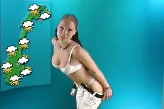 Cô gái tóc vàng wap sex moi nhat trên dương vật đen nhảy lên vì sung sướng.